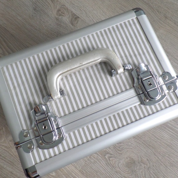 Holt Renfrew Professional Makeup Case - Picture 1 of 6